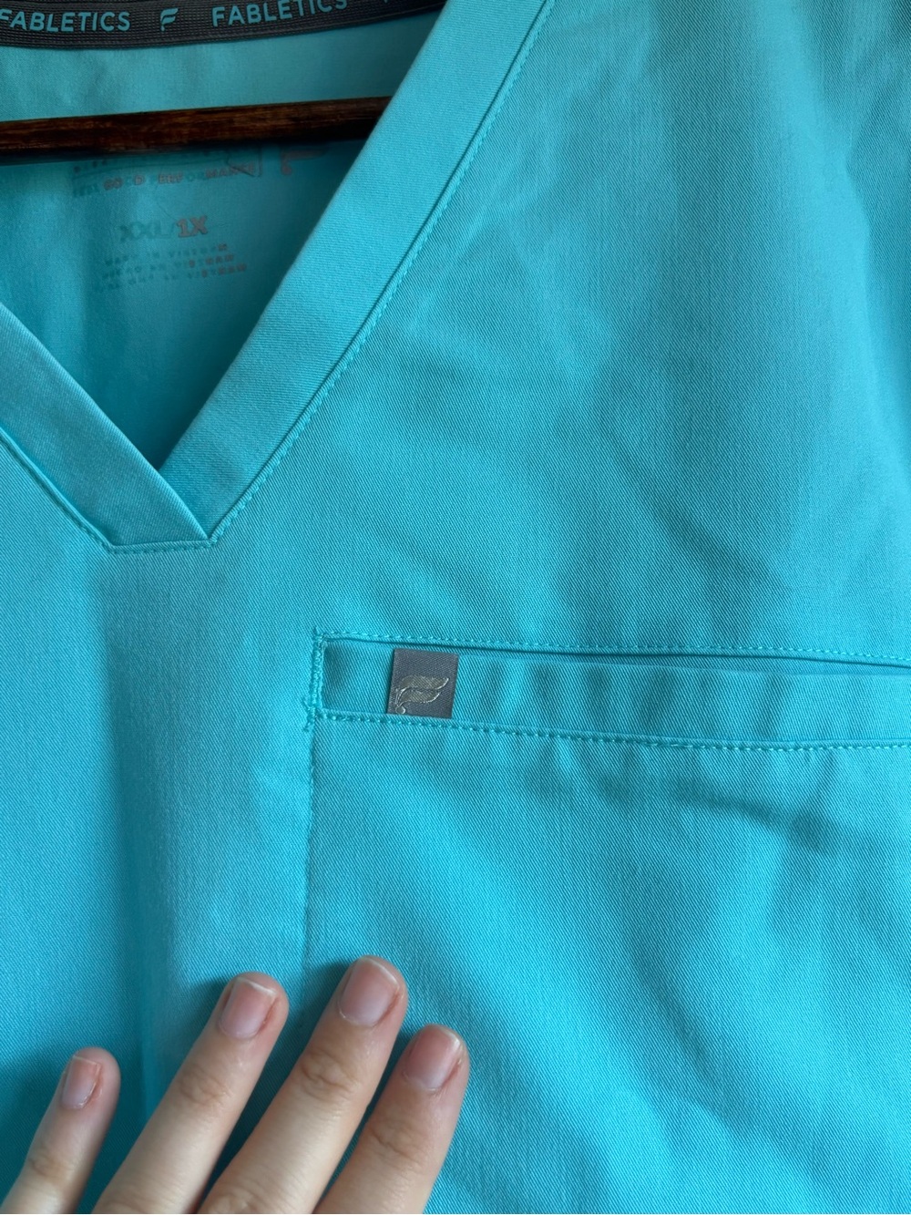 Fabletics Performance Scrub Top Aqua Stretch V-Neck XXL/1X Scrubs - Picture 5 of 8